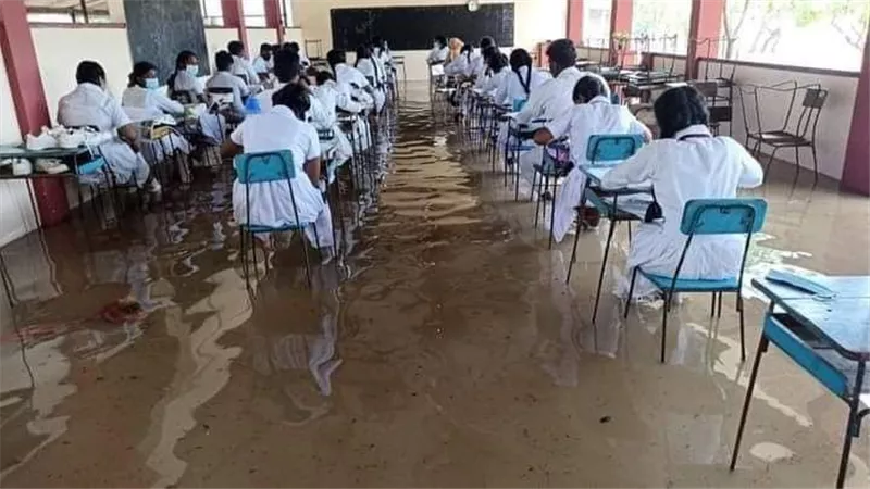 جيش سريلانكا يساعد التلاميذ على أداء الامتحانات وسط الفيضانات