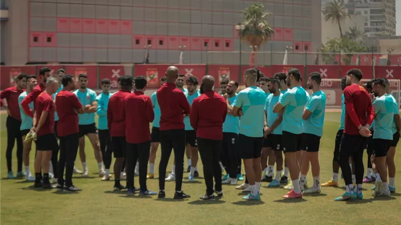 موسيماني يحاضر لاعبي الأهلي قبل المران الأخير بالقاهرة استعدادا للوداد