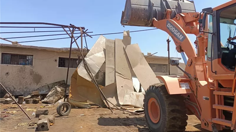إزالة التعديات واشغالات الباعة الجائلين في حملة مكبرة بالعاشر من رمضان