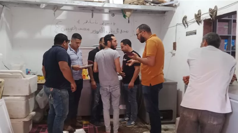 ضبط ١٢٥ كيلو طيور مجهولة وغير صالحة بشمال الجيزة.. صور