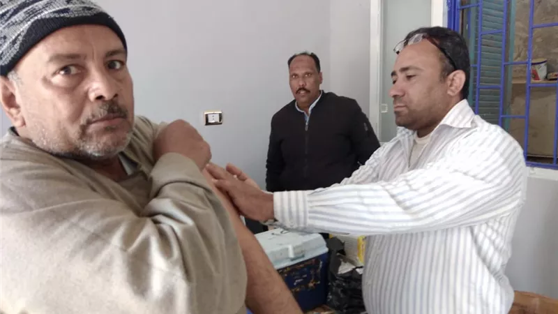 العاملون بشركة مياه قنا يتلقون الجرعة الأولى والثانية من تطعيم الالتهاب الكبد الوبائى.