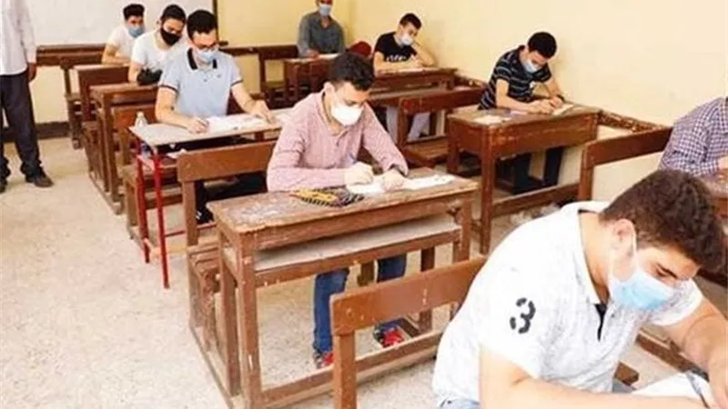 طلاب الصف الأول الثانوى يؤدون امتحان مادة الأحياء