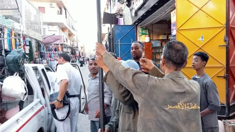 حملات مكثفة لرفع الإشغالات بشوارع مدينة الأقصر