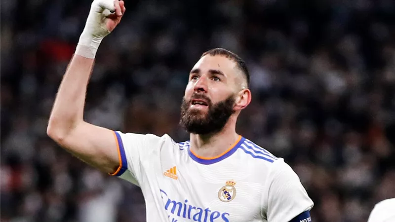 كريم بنزيما يحصد جائزة لاعب الموسم فى ريال مدريد