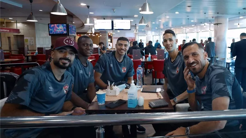 بعثة الأهلي تصل مطار القاهرة استعدادًا للسفر للمغرب لخوض النهائى
