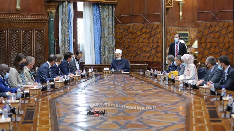 شيخ الأزهر يجري حوارًا مفتوحًا مع وفد الكلية الملكية لدراسات الدفاع البريطاني.. صور