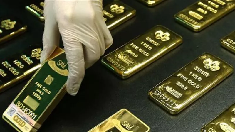 الذهب ينخفض مع صعود الدولار والتركيز على اجتماع المركزي الأمريكي