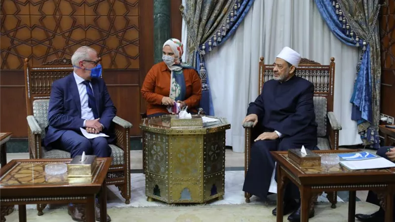 المنظمة الدولية للهجرة تهدي شيخ الأزهر جائزة 