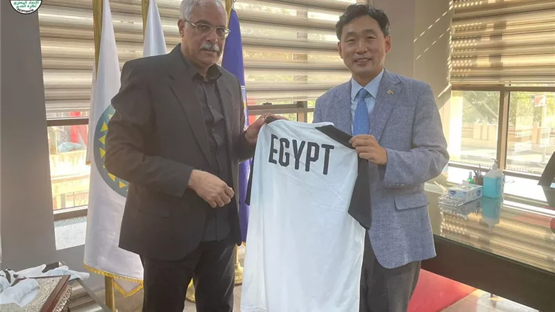 اتحاد الكرة ينهى الإتفاق لإقامة مباراة ودية بين الفراعنة وكوريا الجنوبية .. صور