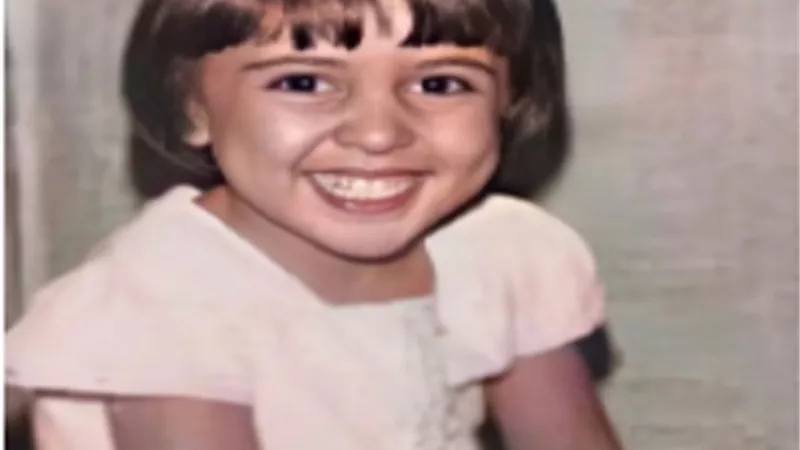 شاهد.. صورة نادرة لـ مي كساب من دولاب الذكريات أثناء طفولتها