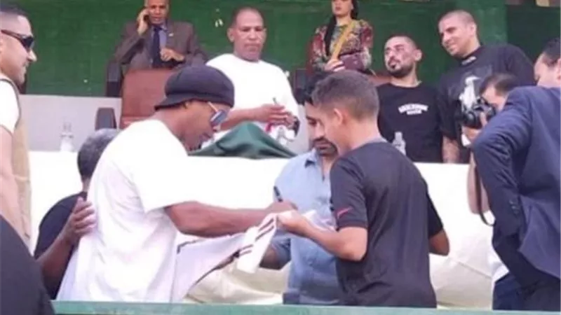 رونالدينيو يلبى دعوة نادي إيسترن كومبانى
