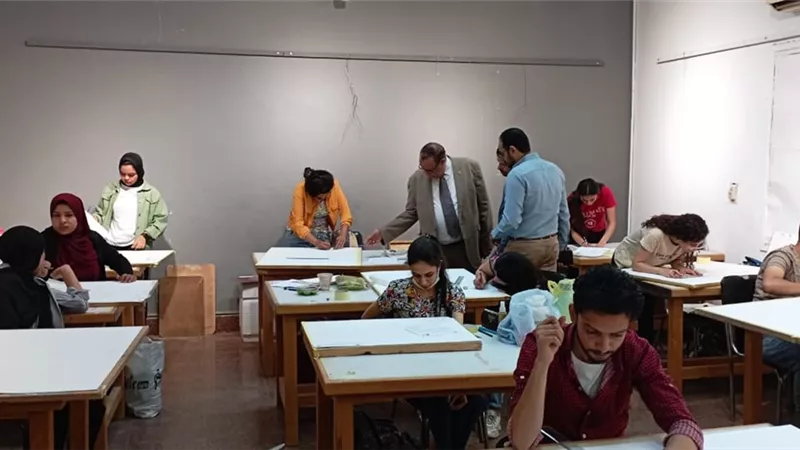 نائب رئيس جامعة الأقصر يتابع سير أعمال الامتحانات العملية بكلية الفنون الجميلة
