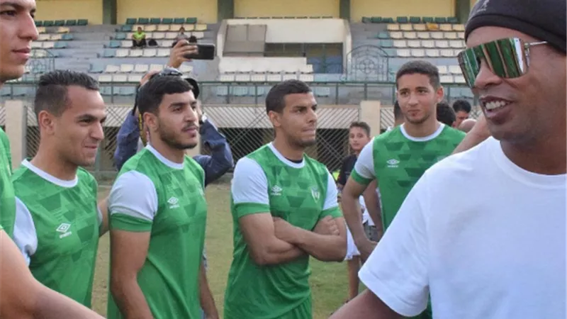 رونالدينهو يحضر إيسترن كومباني قبل مواجهة فيوتشر