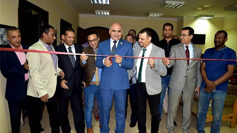 رئيس جامعة الأقصر يفتتح المعرض التشكيلي 