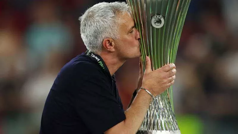 لحظة مؤثرة لمورينيو بعد تتويجه بلقب المؤتمر الأوروبي مع روما