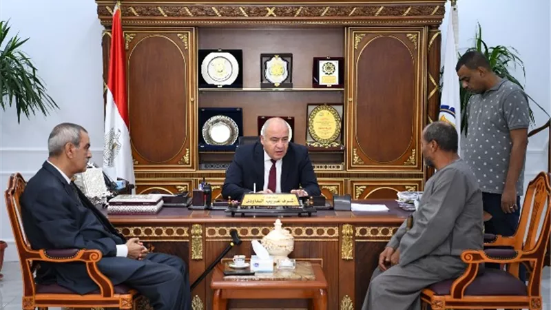 محافظ قنا ونائبه يلتقيان بعدد من المواطنين لبحث مطالبهم وشكواهم وحلها الفورى