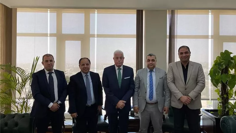 محافظ جنوب سيناء يلتقي وزير المالية لبحث دعم صندوق النظافة بالمحافظة وتخريد السيارات