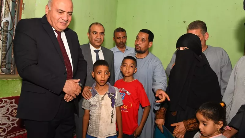 محافظ قنا يؤدي واجب العزاء لأسرة شهيد حياة كريمة بنجع حمادي
