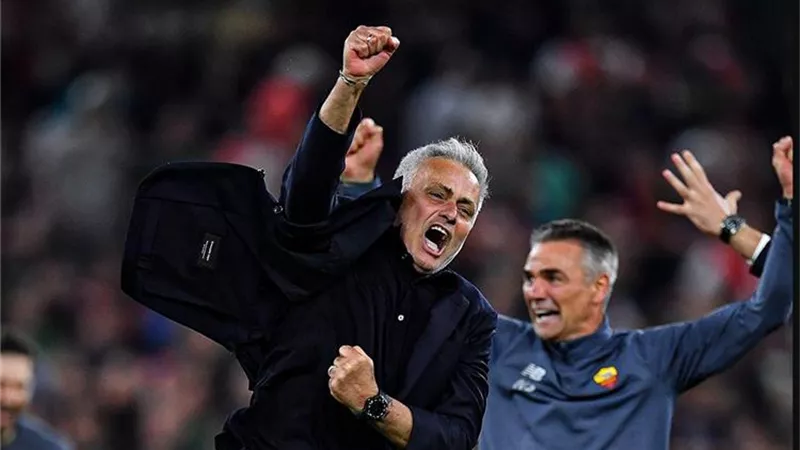 بعد التتويج بلقب دورى المؤتمر الأوروبى .. جماهير روما تصمم جدارية لمورينيو