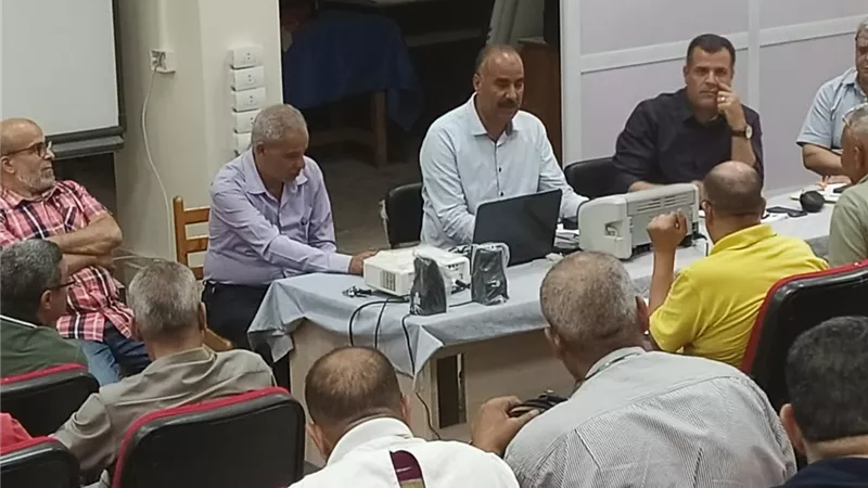 الفولي يجتمع برؤساء لجان الدبلومات الفنية بالسويس