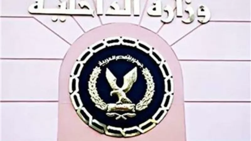 إيقاف ضابط شرطة عن العمل لتعديه على أحد الباعة الجائلين