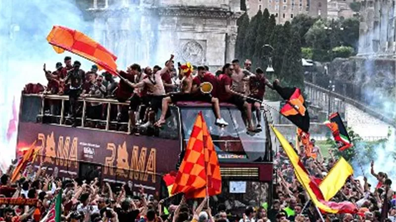 فيديو .. الجماهير تحتفل بمورينيو بعد حصد روما لدورى المؤتمر الأوروبى