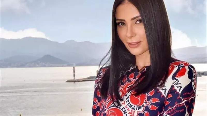 بألوان مبهجة.. منى زكي تخطف القلوب بإطلالة صيفية (صور)