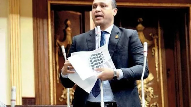 النائب محمد طلبة ينهي أزمة مشروع إسكان الشباب بالإسماعيلية..صور