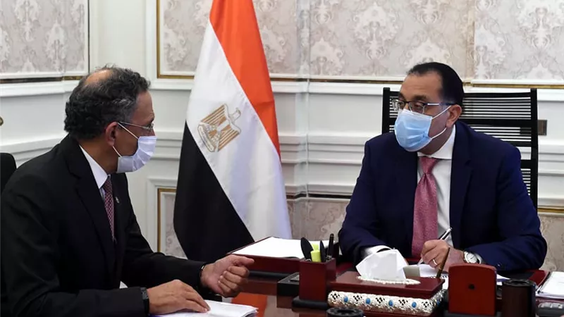 رئيس الوزراء يلتقي رئيس غرفة التجارة الأمريكية لتعزيز الاستثمارات المشتركة