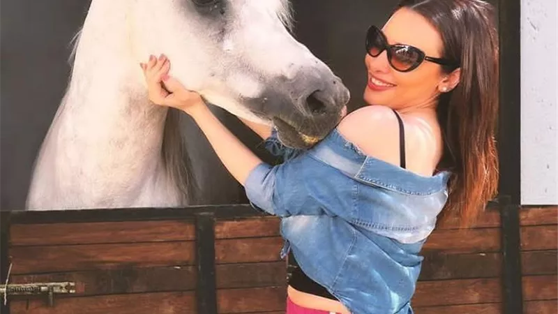برفقة الخيل العربى .. ندى عادل تجذب الأنظار بإطلالة مبهجة .. شاهد