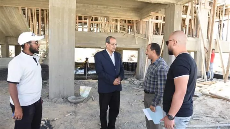 رئيس جامعة سوهاج يتفقد مشروع إنشاء مركز الدراسات البيئية والبحرية بالقصير..صور
