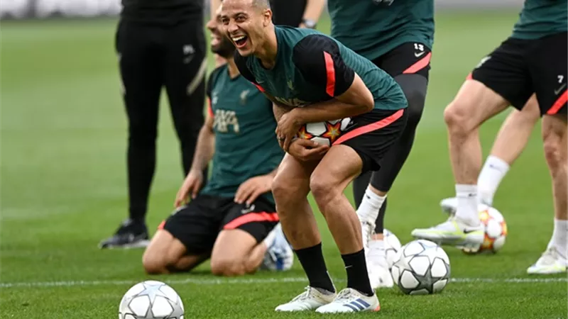 ضحك ولعب وجد في مران ليفربول لمواجهة ريال مدريد .. صور