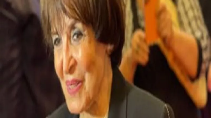 سميرة أحمد تنهار من البكاء خلال تكريمها بالمهرجان الكاثوليكى: سمير صبري كان واعدني يحضر معايا