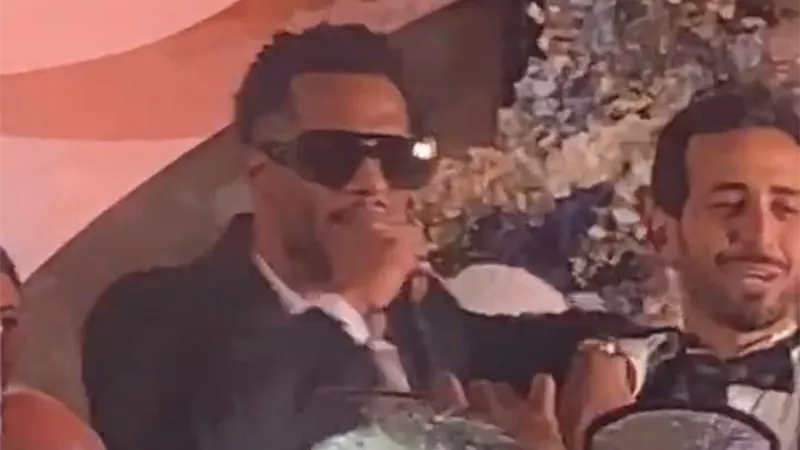 نمبر وان ومافيا.. محمد رمضان يغني فى حفل زفاف ابنة مدحت العدل ويهنئ العروسين