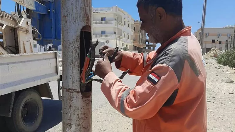 رئيس مدينة مرسى علم : صيانة كابلات وأعمدة الإنارة