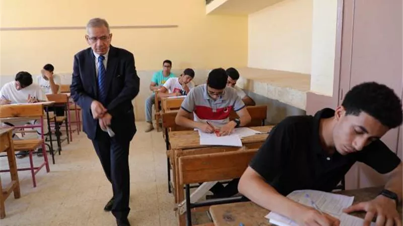 بالصور.. هدوء في امتحانات الدبلومات الفنية