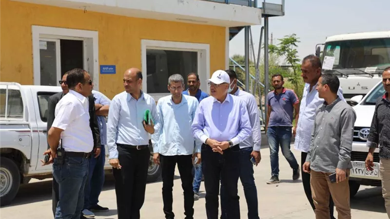 محافظ المنيا يتابع أعمال نقل القمامة من مصنع تدوير المخلفات بالعدوة الي المدفن الصحي