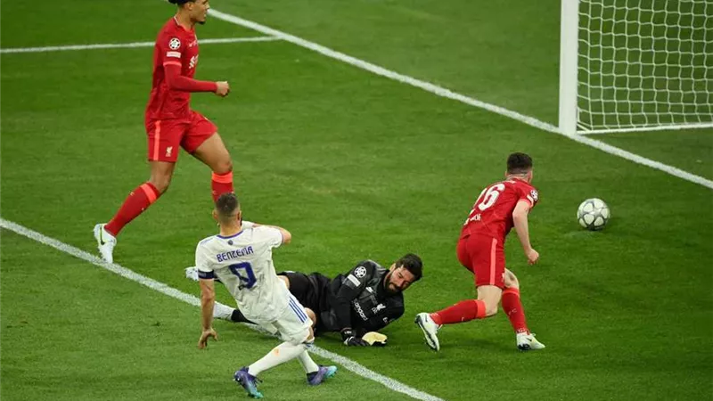 دوري أبطال أوروبا.. الفار يلغي هدف بنزيما فى مرمى ليفربول بداعى التسلل.. فيديو
