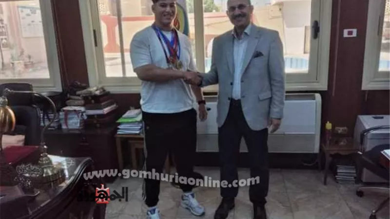 عزب يُكرم فكرى عيسى الطالب بالكلية لتفوقه عالمياً فى المصارعة الرومانى