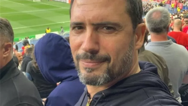 ظافر عابدين يدعم محمد صلاح من داخل المدرجات بباريس