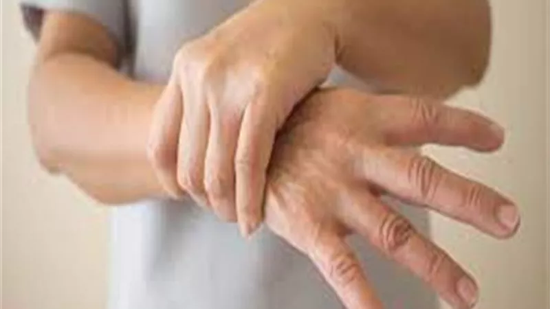 طبيب: رعشة اليدين تشير إلى مرض خطير