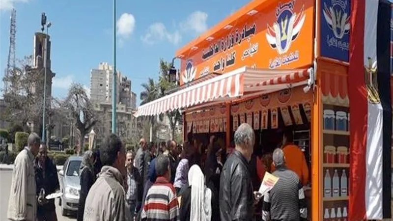 إقبال مكثف من المواطنين على منافذ مبادرة كلنا واحد للسلع المخفضة