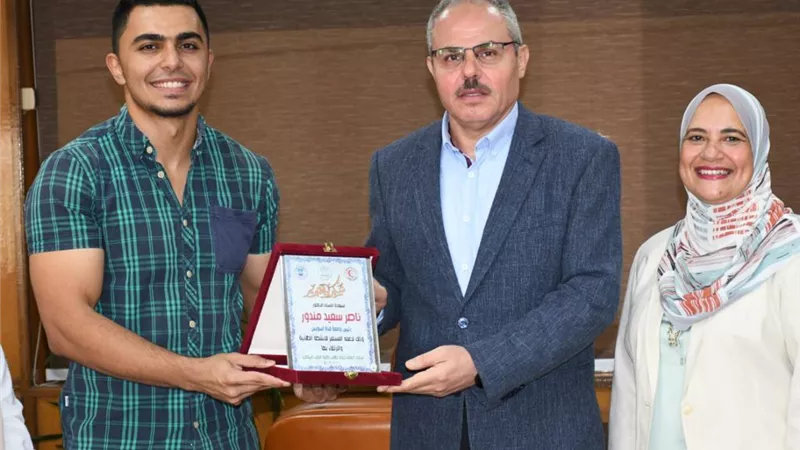 درع اتحاد طلاب كلية الطب البيطري هدية لرئيس جامعة القناة ..صور