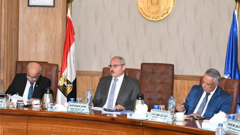 انعقاد لجان إختيار عمداء 3 كليات بجامعة قناة السويس ..صور