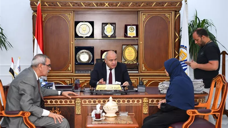 محافظ قنا يستقبل 65 مواطنا لبحث شكواهم ومطالبهم