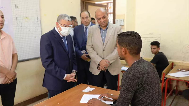 محافظ المنيا بتفقد لجان امتحانات الدبلومات الفنية