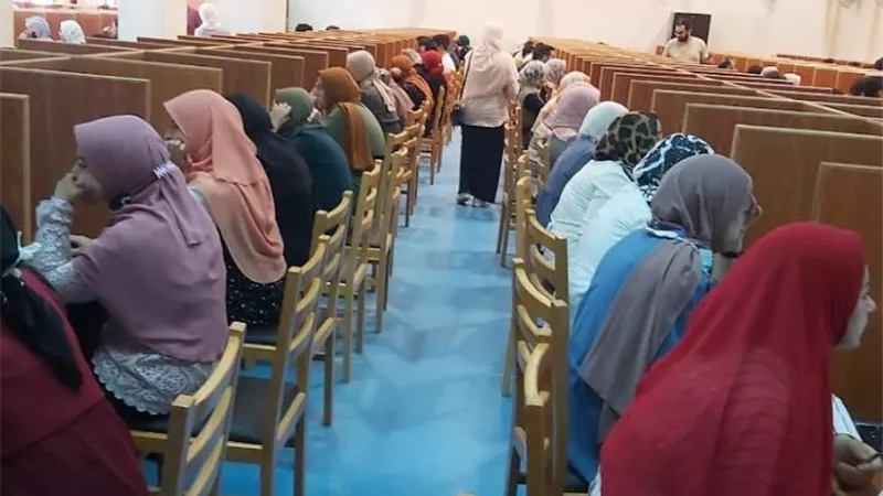 885 طالب وطالبة بكلية طب الفم والأسنان يؤدون الإختبارات الألكترونية