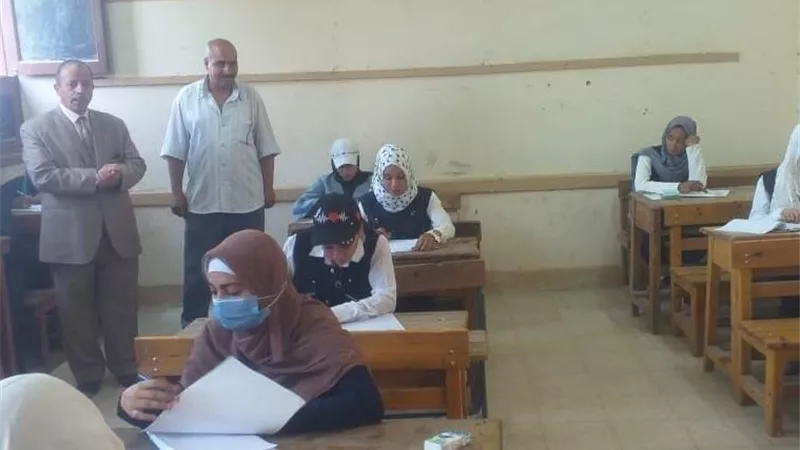وكيل وزارة التعليم بقنا يتفقد لجان امتحانات الدبلومات الفنيه