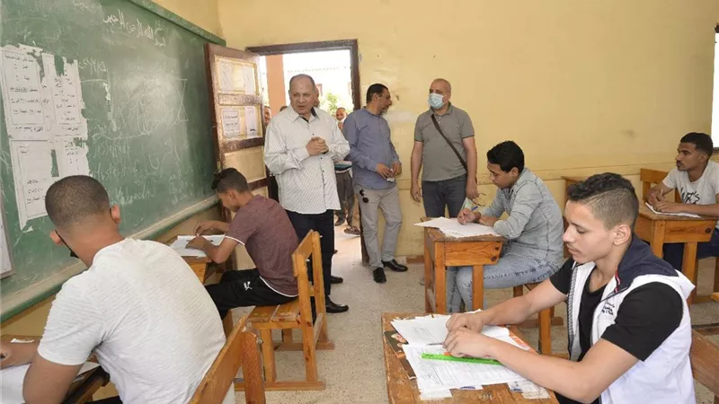 محافظ أسيوط يتفقد بعض لجان امتحانات الدبلومات الفنية بمدارس الثانوية الميكانيكية والجهاد الابتدائية بحي غرب