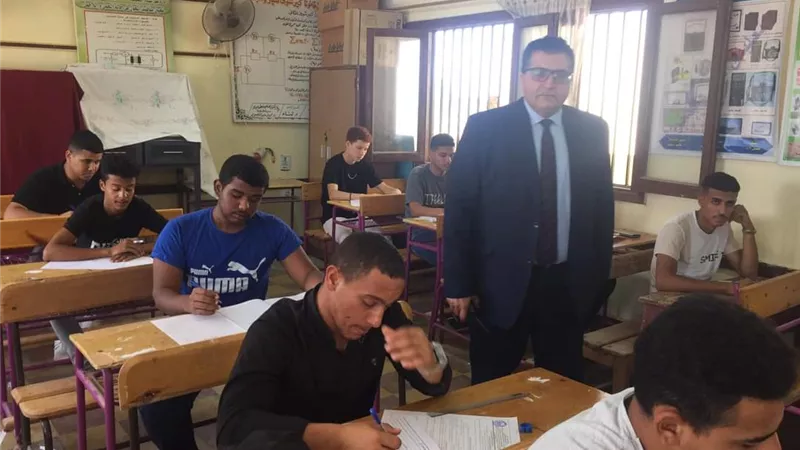 وكيل الوزارة يتابع لجنة دبلوم المدارس الثانوية الفنية الصناعية بطور سيناء